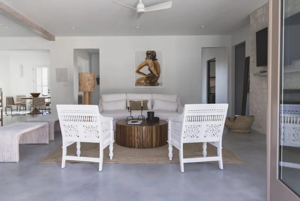 Another view of the living area. 
