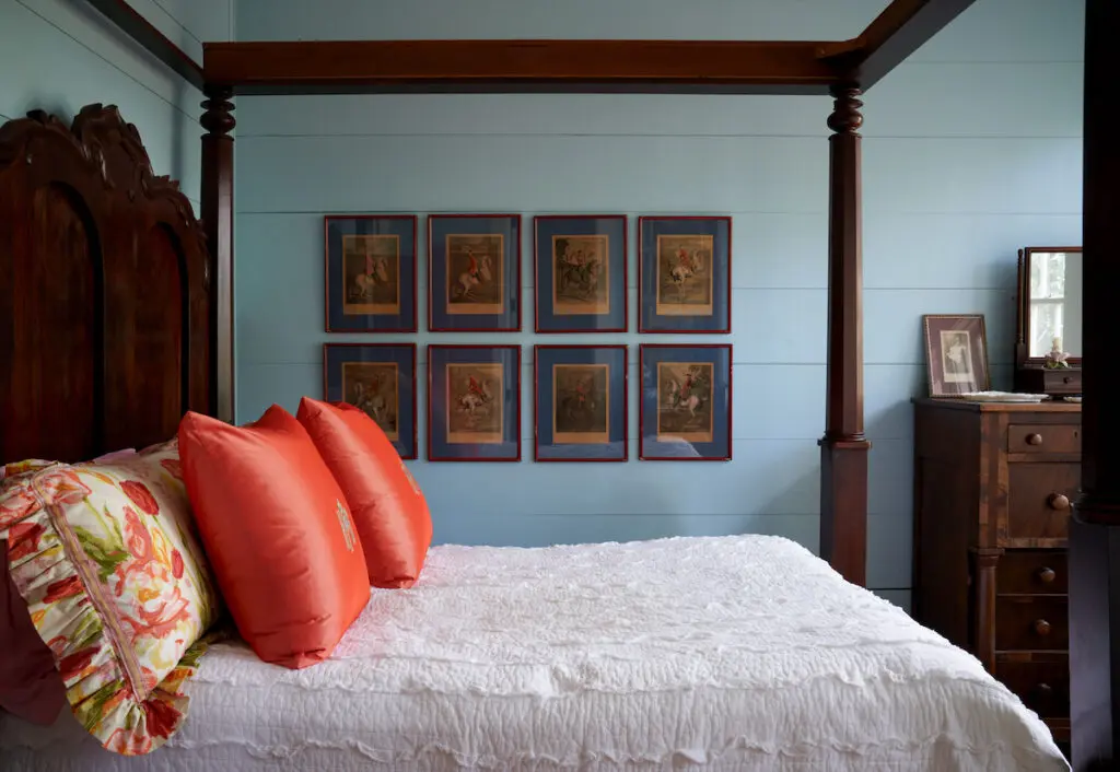 In a guest bedroom, the 1940s mahogany bed was purchased by Marie Lee Phelps in the 1960s. Marie’s daughter-in-law Dolores Phelps was an avid equestrian who collected antique
horse prints. (Photo by PÄR BENGTSSON)