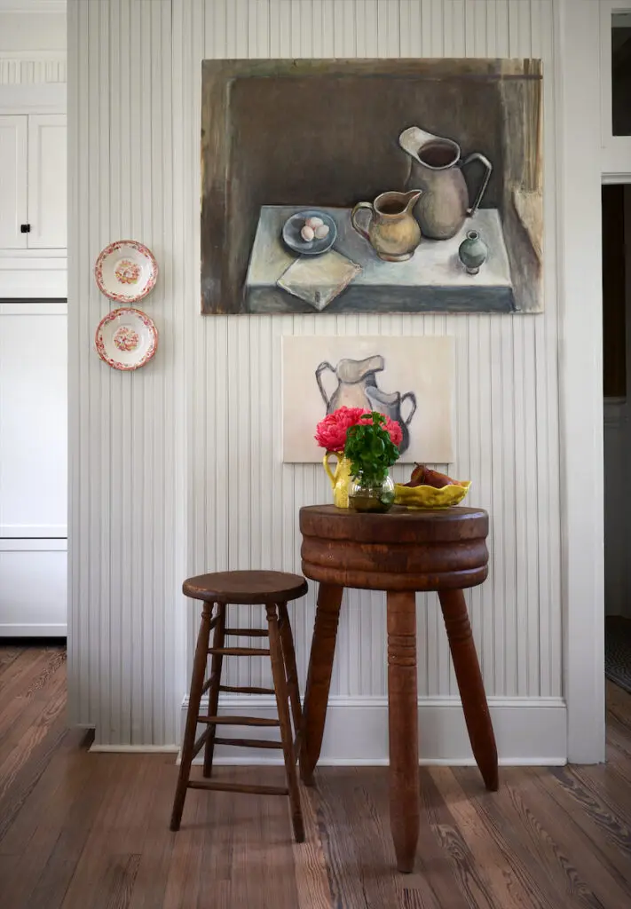 Painting by Katherine Phelps. Antique stools from New England. (Photo by PÄR BENGTSSON)