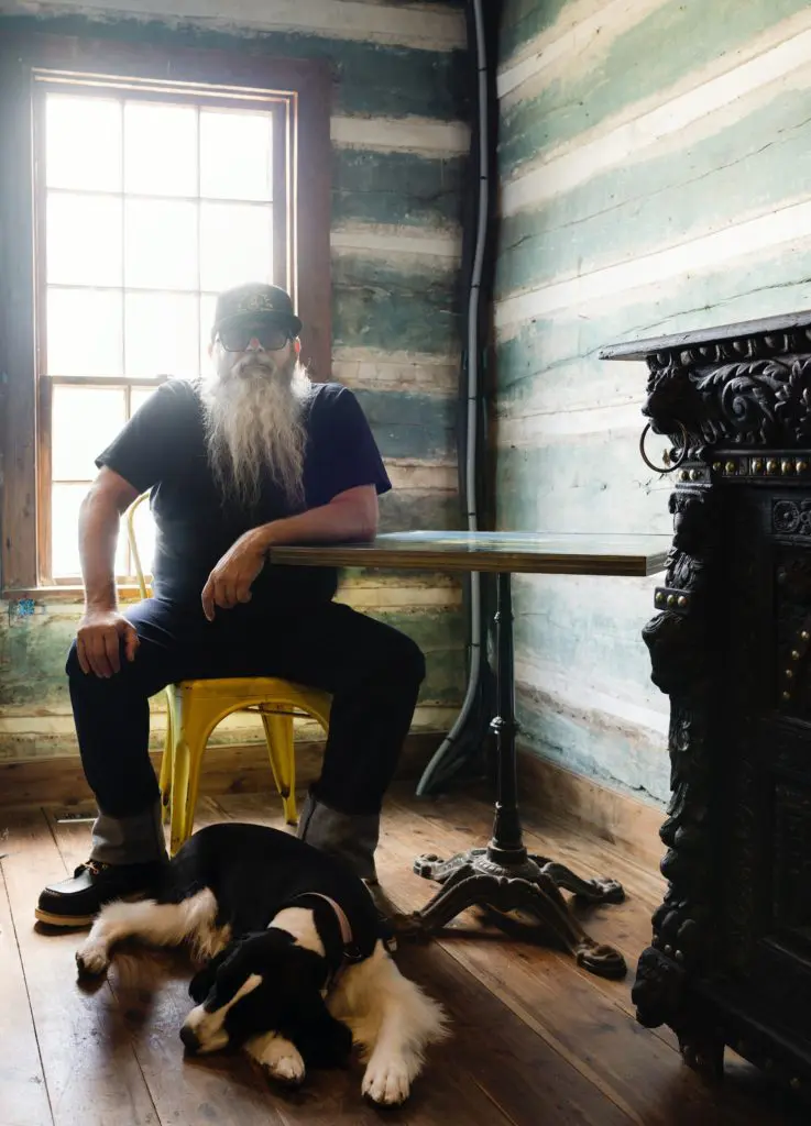  Lee Ellis at Ellis Motel, with Elvira. (Photo by Jack Thompson)