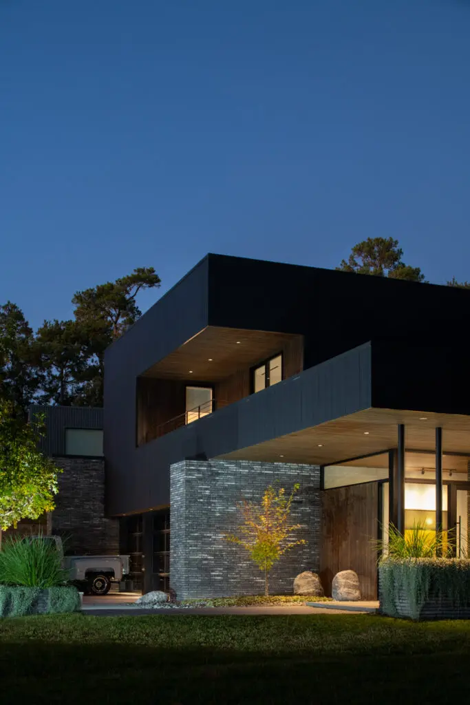studioMET 5,000 square foot home in Hilshire Village