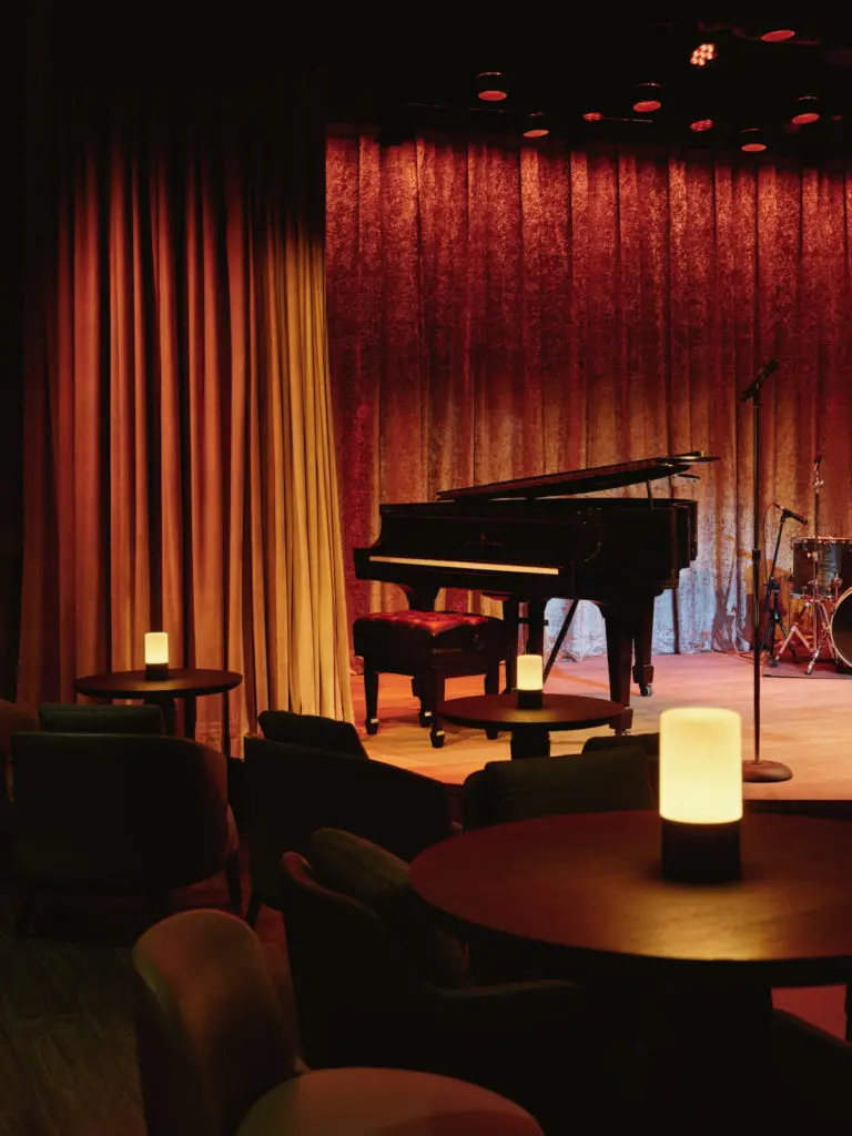 A fitting extension of the Aman New York’s curated, calm cool is The Jazz Club, with entertainment curated by a Grammy award winning talent. 