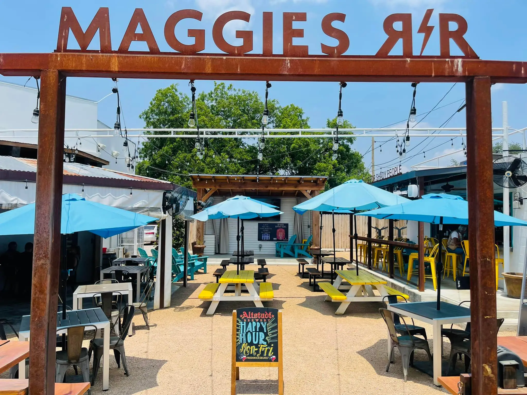 Patio – Maggie’s R & R capitalizes on its patio set along Magnolia Avenue.