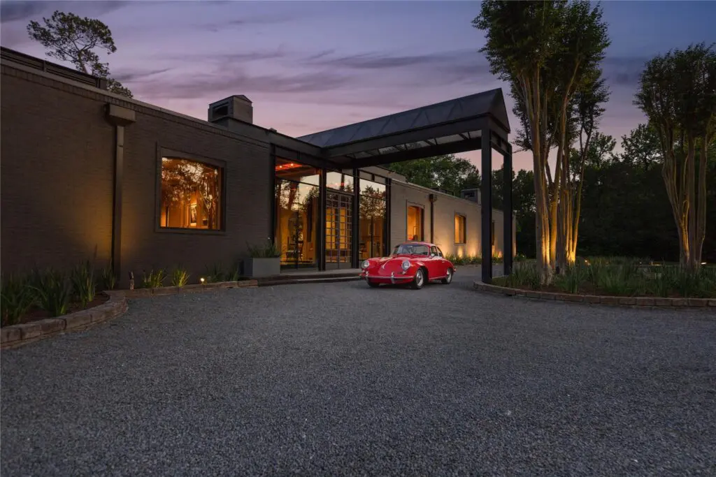 A grand drive is necessary at John and Becca Cason Thrash's house. (Photo by Joe Bryant / Martha Turner Sotheby’s International Realty)