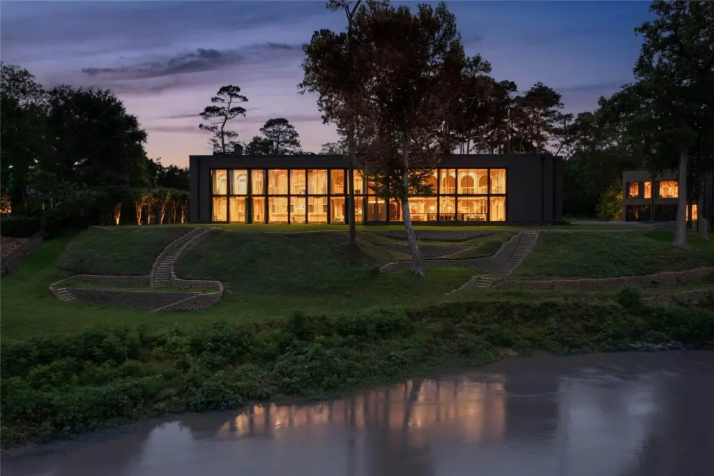 The Memorial mansion of John and Becca Cason Thrash is one of the most memorable houses in all of Houston. Now it is going up for auction in an exclusive sale. (Photo by Joe Bryant / Martha Turner Sotheby’s International Realty)