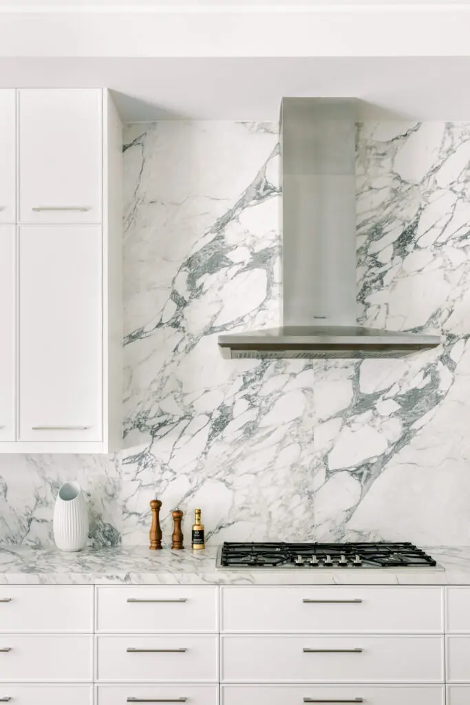 Cesar Maxima 2.2 Shaker cabinets in Silk Lacquer white paired with Arabescato porcelain created this bright kitchen design. (Photo by Divya Pande)