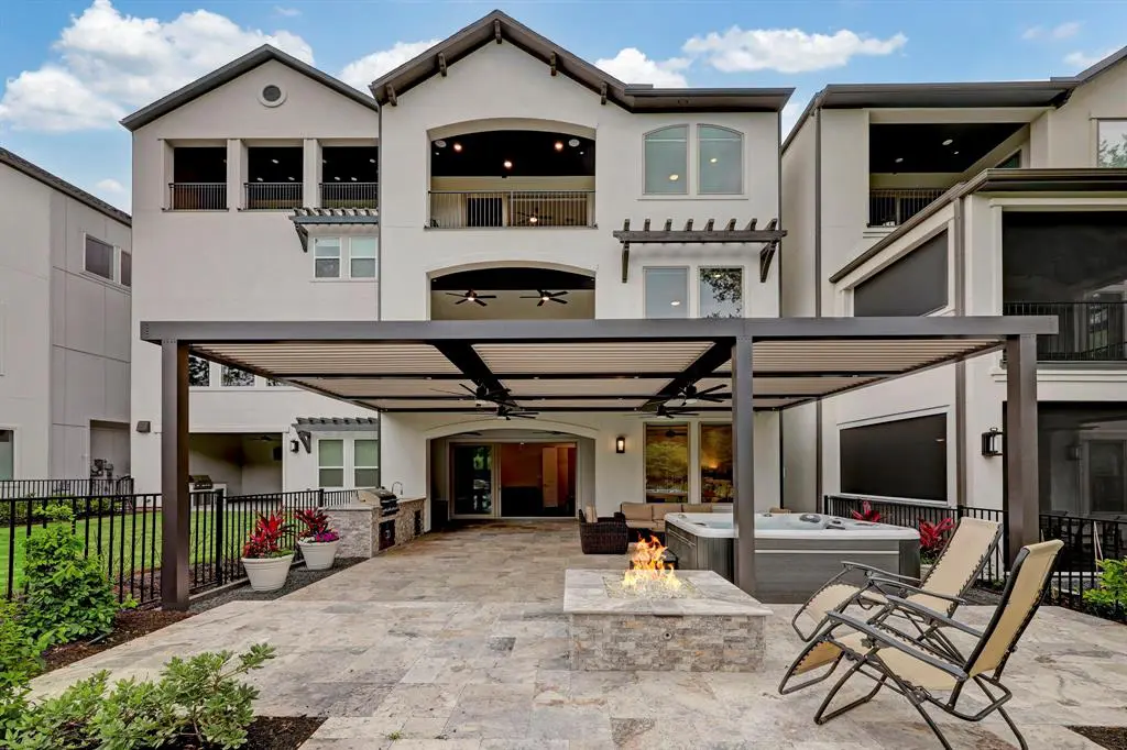 Outdoor terrace at 139 Vue Point Place 