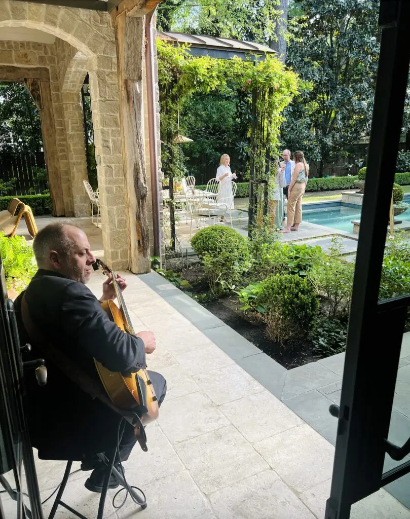 A guitarist played lightly in the background as attendees sipped cocktails.
(Photo by Mia Bonner)