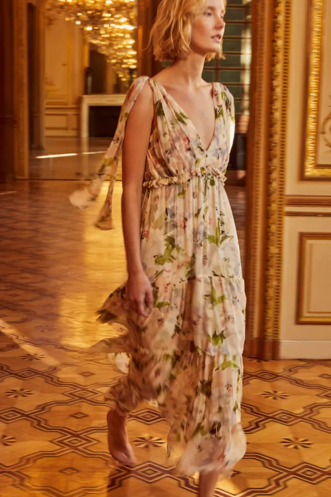 A garden party delight, the Alexa dress in lilac floral print is a great day/night transition look ready for any Spring/Summer soiree.