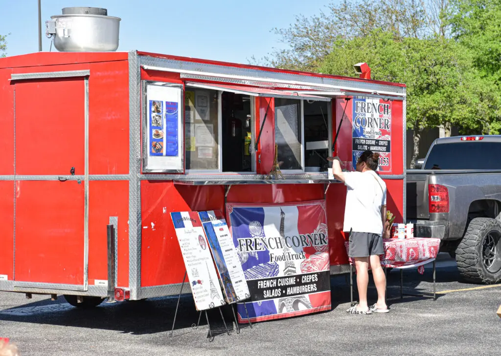 Market-goers grab a bit to eat at The Woodlands Farmer’s Market at Grogan’s Mill.  Photo by Jessica T. Payne