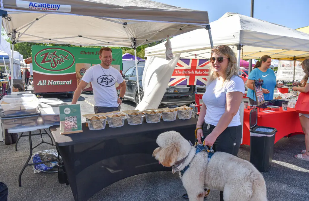 Market-goers browse vendor booths while shopping at The Woodlands Farmer’s Market at Grogan’s Mill Photo by Jessica T. Payne