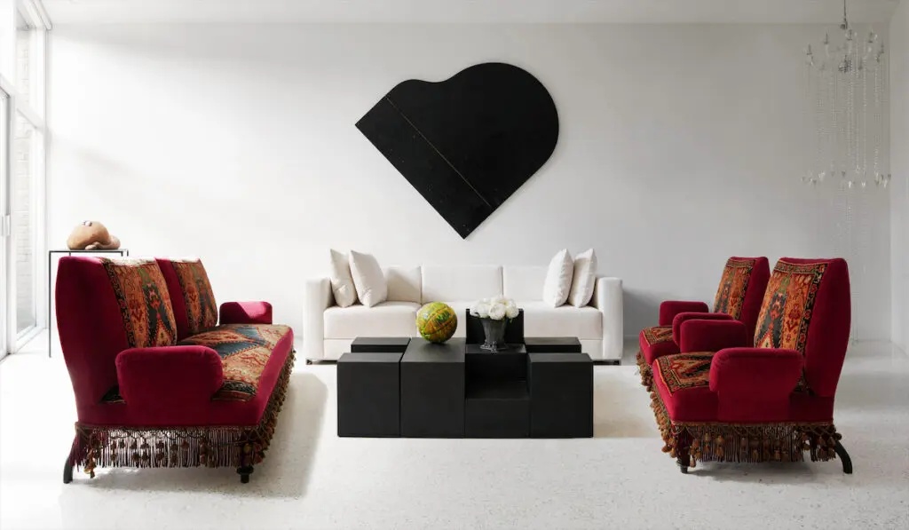 In the living room, a sculpture by Gabrielle L’Hirondelle Hill, at left on table; a painting by SoiL Thornton; and a Michael E. Smith sculpture atop the Mario Bellini cube table. Italian settee and chairs, all 1940s. (Photo by Jack Thompson)