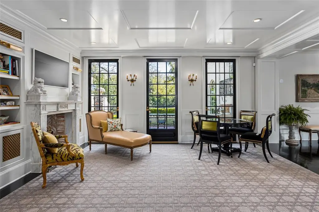Designer Holly Lydick used a faux coffered ceiling effect to add interest.