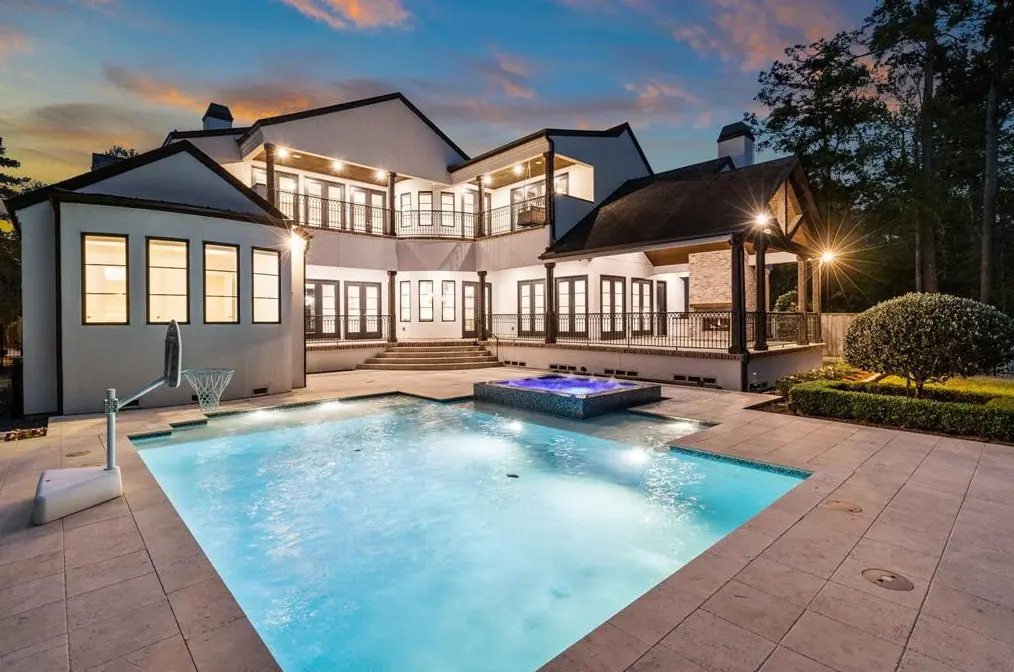 119 Simon Lake Lane has benefitted from several recent upgrades and is ready for its next owner. It also has a nice Woodlands pool.