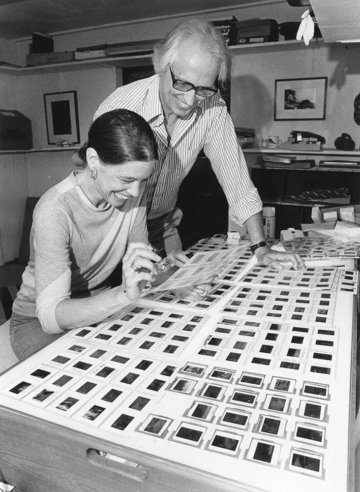 Wendy Watriss and Fred Baldwin in their Houston darkroom looking at slides in their Menil Collection house, 1980s (Courtesy Wendy Watriss) 