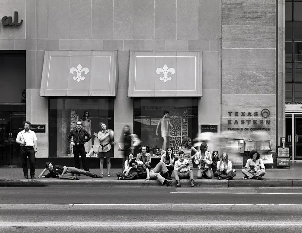 Geoff Winningham (standing far left) teaching his photography class in downtown Houston, 1971 (Courtesy the collection of Geoff Winningham)