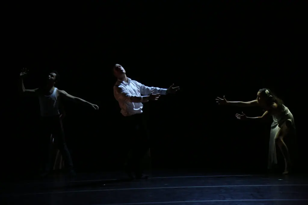 A dramatic moment from "i want to hold, darling" by Ishida Dance, summer 2022. (Photo by Amitava Sarkar)