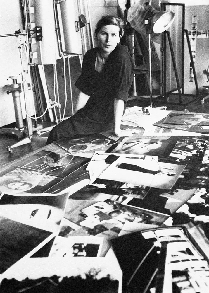 Petra Benteler preparing for her exhibition Deutsche Fotografie
Nach 1945 at Fotoforum Kassell, 1979 (Courtesy Petra Benteler)