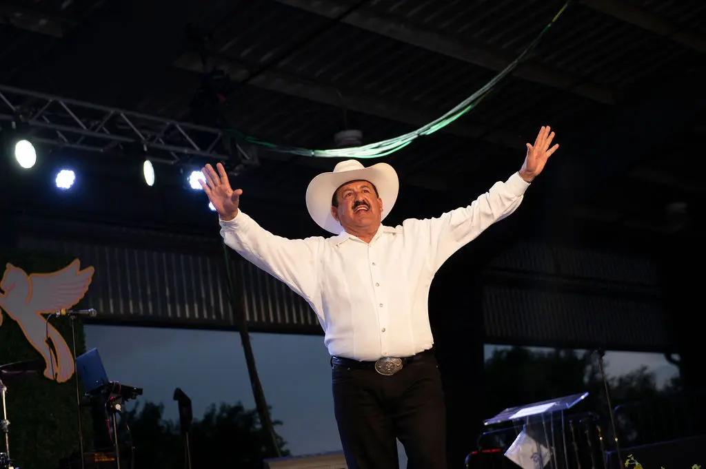Auctioneer Louis Murad (Photo by Tamytha Cameron and Nate Rehlander)