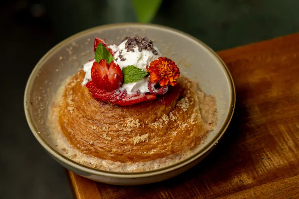 Treat yourself to cinnamon roll French toast, a decadent-looking treat, at Ojo de Agua. (Photo by Jennifer Hasbún)