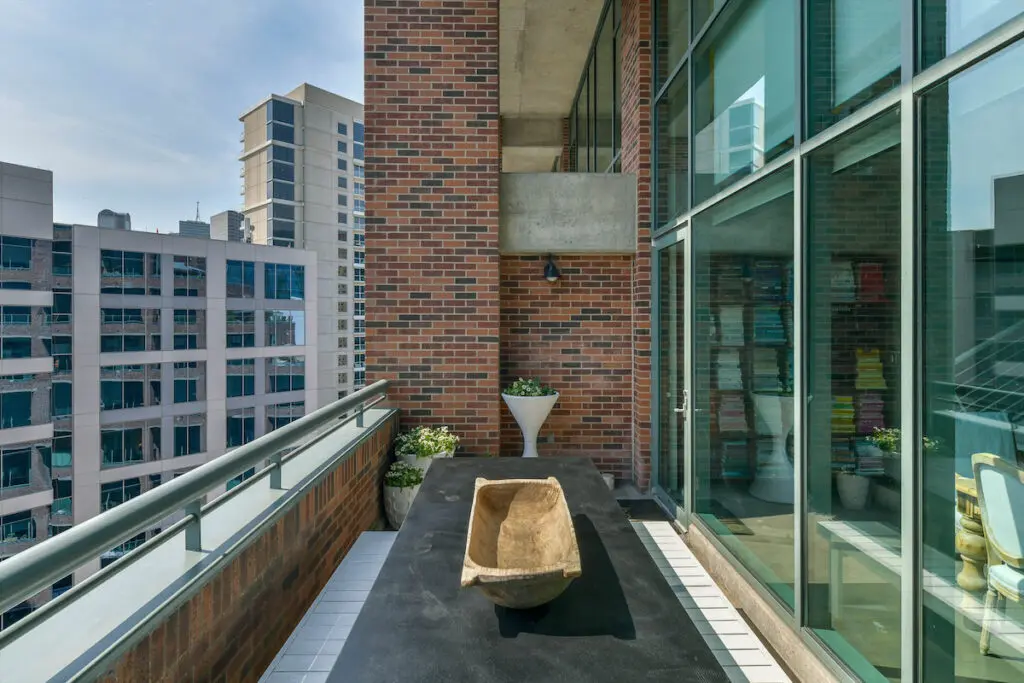 A private outdoor balcony offers south-facing views of Klyde Warren Park. 