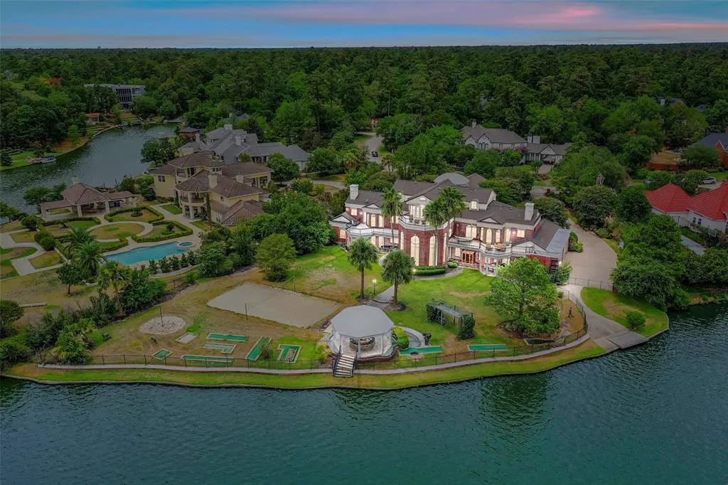 Situated on the edge of Lake Woodlands, the location is one of the most-sought after in The Woodlands. 