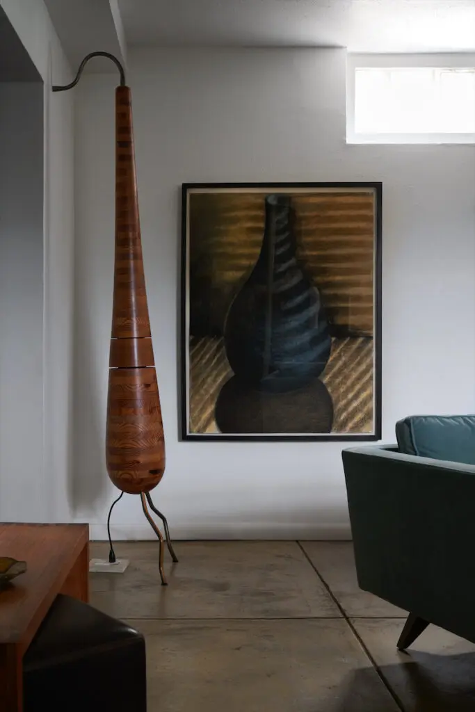 A former garage in the garden house now
holds a pastel drawing by Susie Phillips from Conduit Gallery and a sculpture from Cris Worley Fine Arts. (Photo by Pär Bengtsson)
