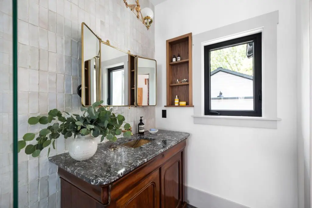 The primary bath at 1635 Hawthorne in Houston's Montrose neighborhood. (Photo by Josh Gremillion for Martha Turner Sotheby's International Realty )