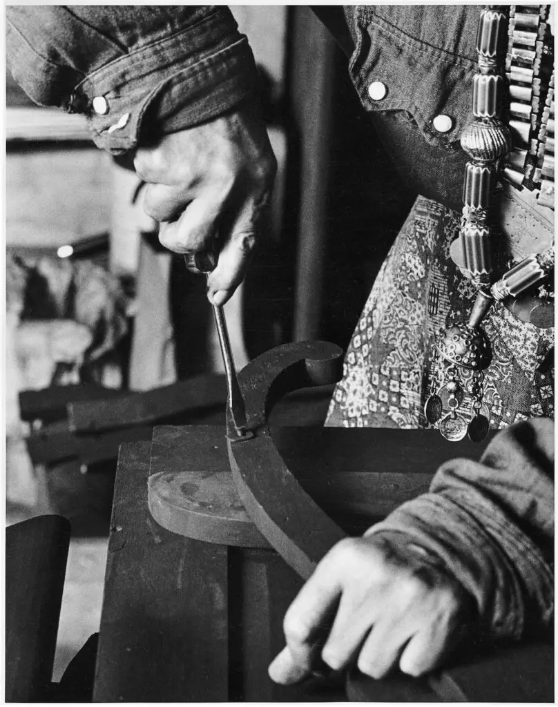 Louise Nevelson’s hands at work, ca. 1964–75 (Photo by Lewis Brown)