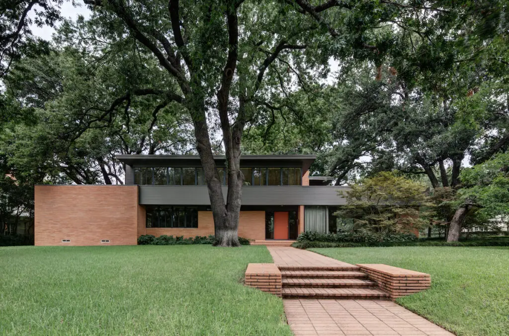 Bodron and Fruit worked on the restoration and addition of an iconic Greenway Parks residence by architect Howard Meyer. (photo by Steve Wrubel)
