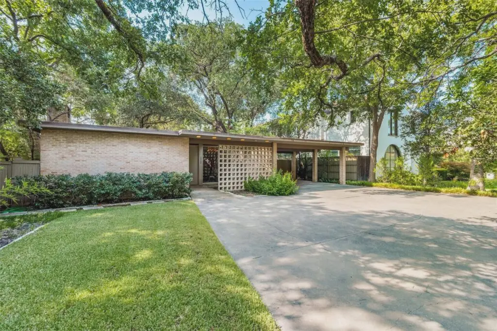 3909 Euclid Avenue is one of the last remaining works from Texas Modernist Scott Wells Lyons.