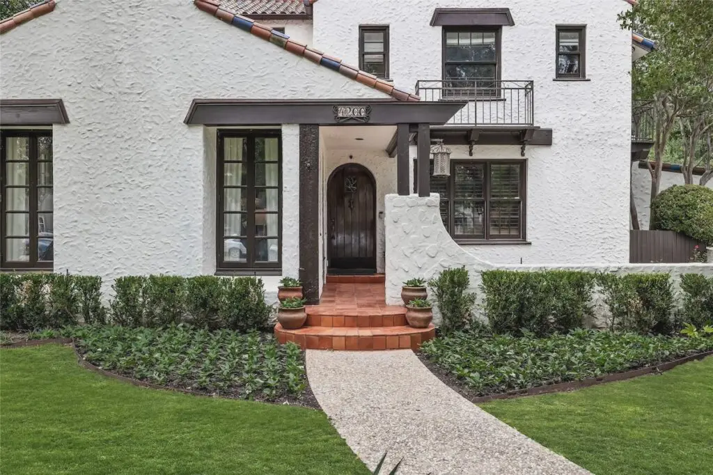 4200 Windsor Parkway is a 1920s gem by Fonzie Robertson.