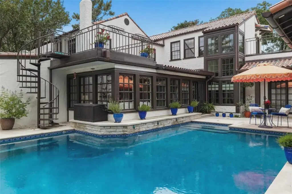 The pool at 4200 Windsor Parkway.