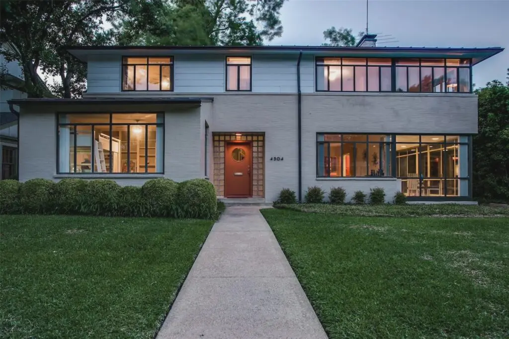 4504 Bordeaux is one of the Preservation Park Cities' "Top 100 Historically Significant Homes" in the Park Cities.