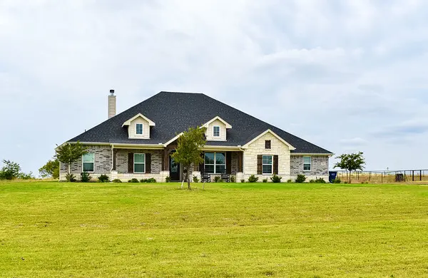 North of the city, Van Alystyen is located to the east and west of US-75, right between McKinney and Sherman.
