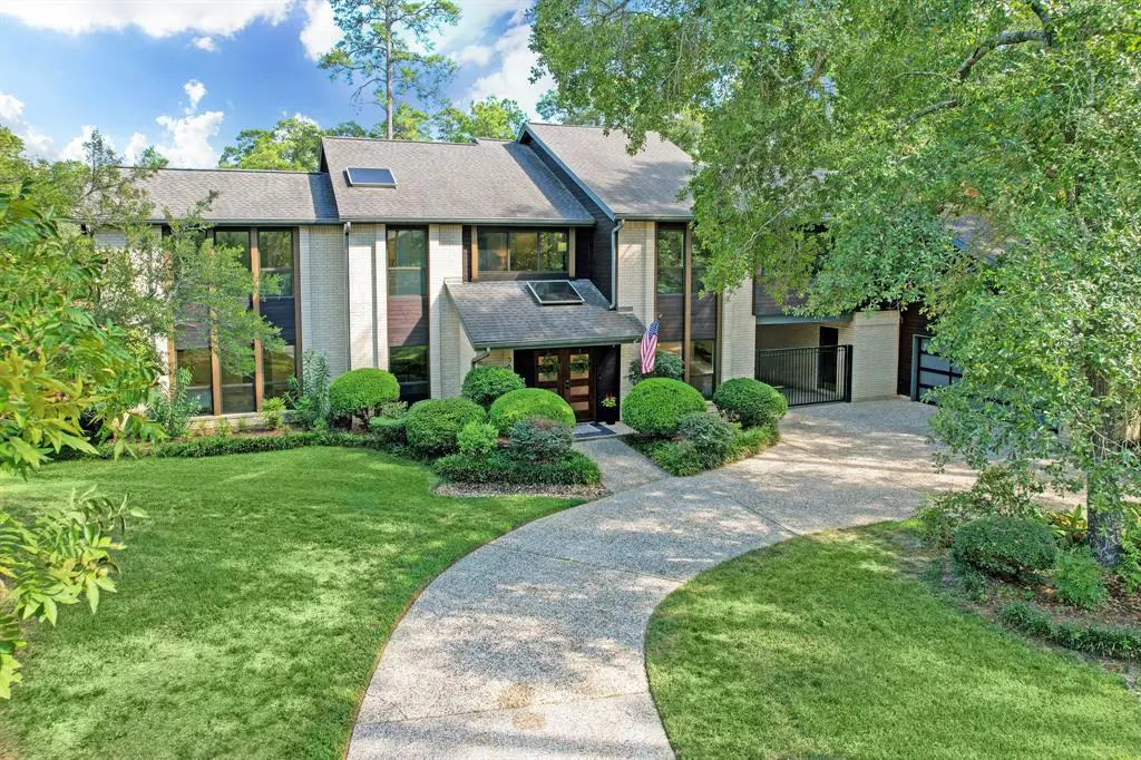 36 W Wedgewood Glen is a mid-century modern mansion for sale at $1,599,000 in The Woodlands. (Photo by TK Images)
