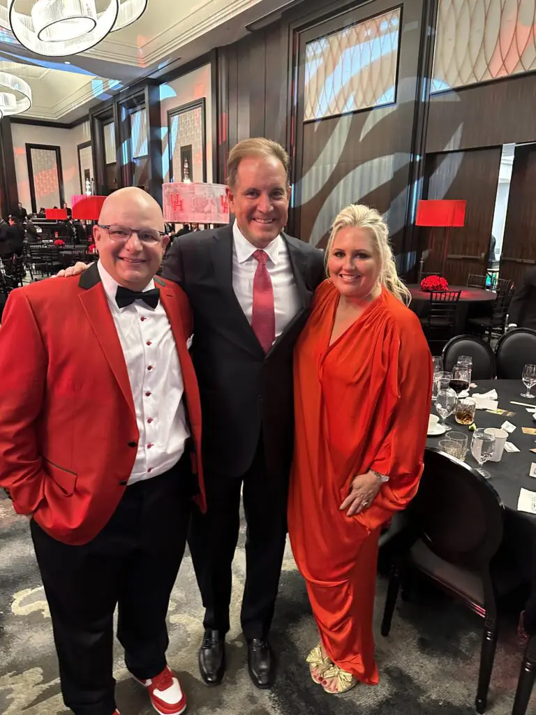 Patrick and Meredith Chastang share a moment with Jim Nantz. (Photo by Eddy Matchette/Courtesy UH Athletics)