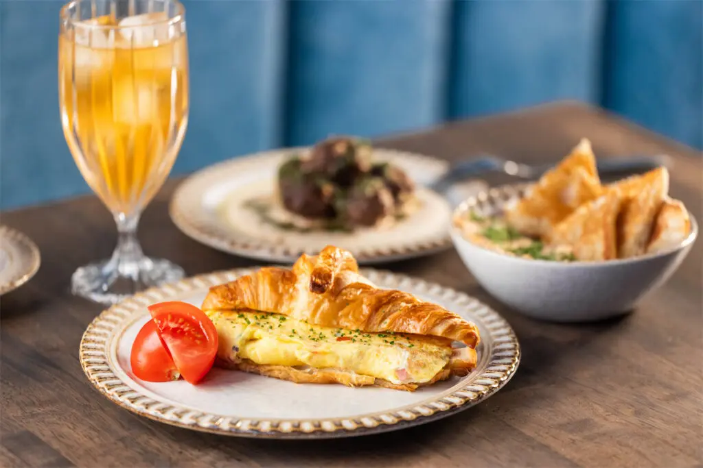 Cowboy Chow Takes Over at AT&T Discovery District, Ivy Tavern Owners Go Greek, a Downtown Lunch Favorite Returns, and More Dallas Restaurant News