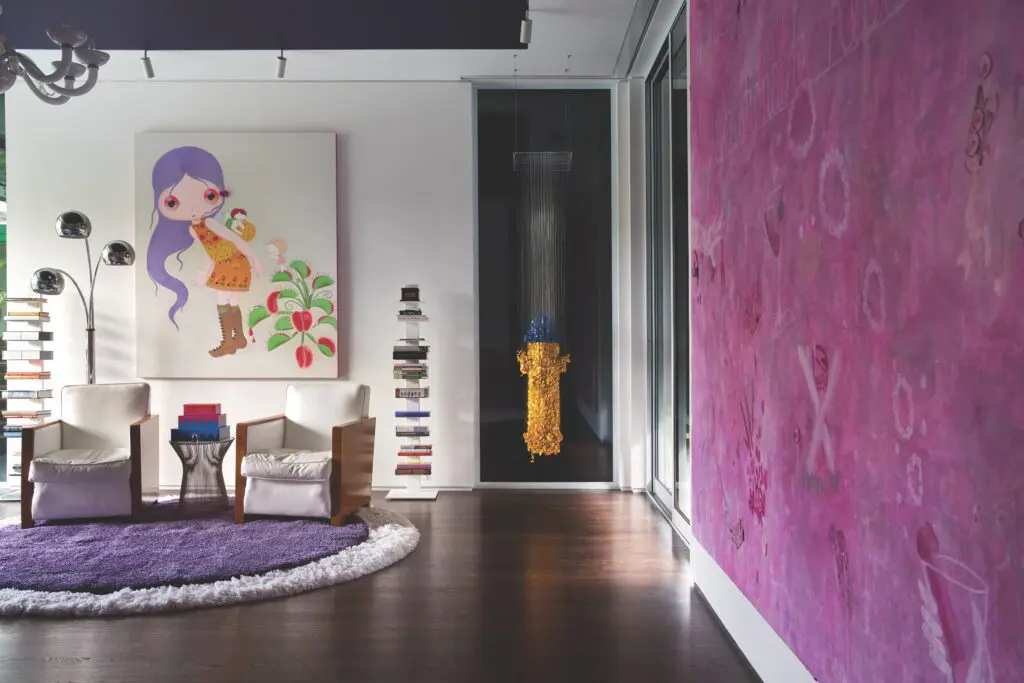 A Nina Pandolfo painting. Vintage Italian leather and wood chairs, Warren Platner side table, vintage arc lamp, Venetian Murano glass chandelier. (Photo by Pär Bengtsson)