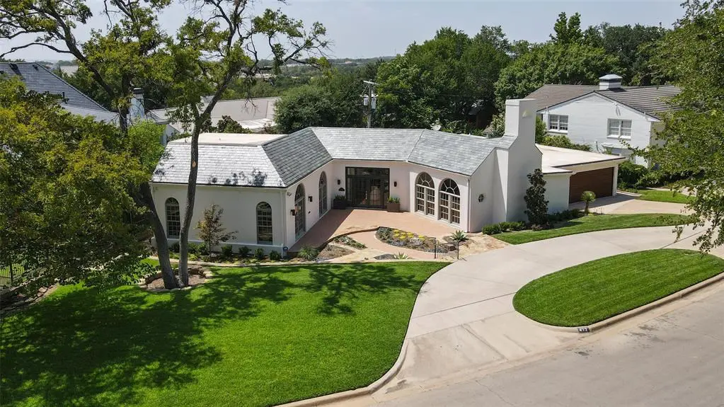 A thoroughly modernized mid-century just hit the market in Fort Worth.