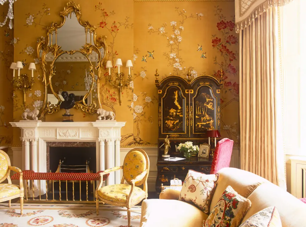 Japanese Garden hand-painted de Gournay wallpaper in part custom design colors on Edo Sienna Earth India tea paper. Interior design Alidad. (Photo by James McDonald)