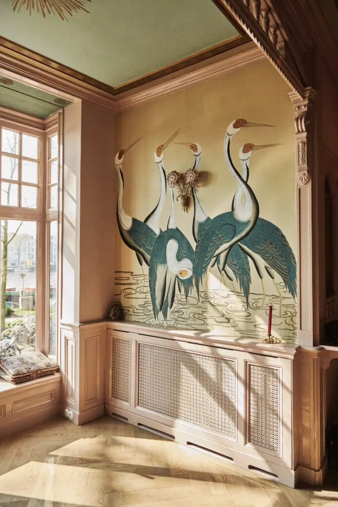 De Gournay Sarus Cranes hand-painted wallpaper. Interior design Rachel van der Brug, Rho Interiors. (Photo Elmar Krop)