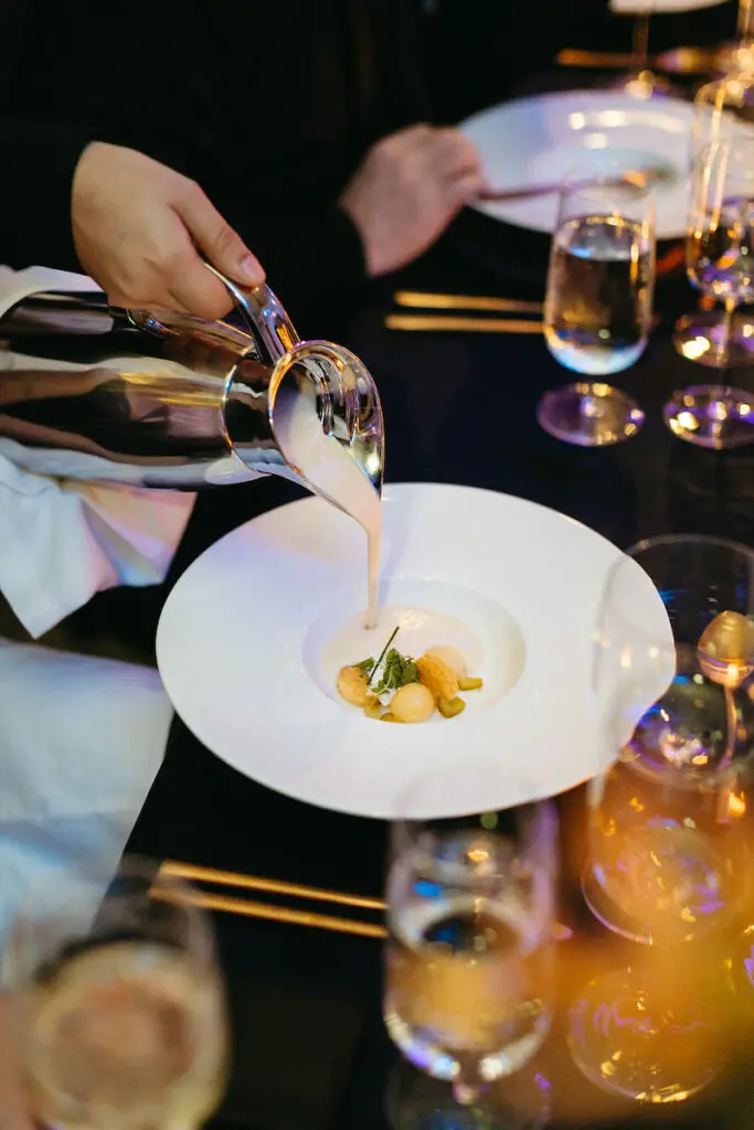 Dinner at the 2023 Dallas Contemporary Gala. (by Beckley Photography)