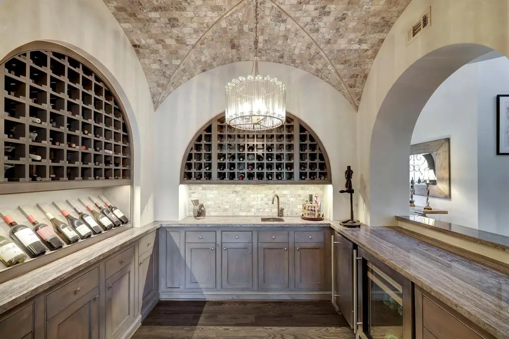 The wine grotto, with beautiful groin vault ceilings. can hold a collection of up to 150 bottles. 