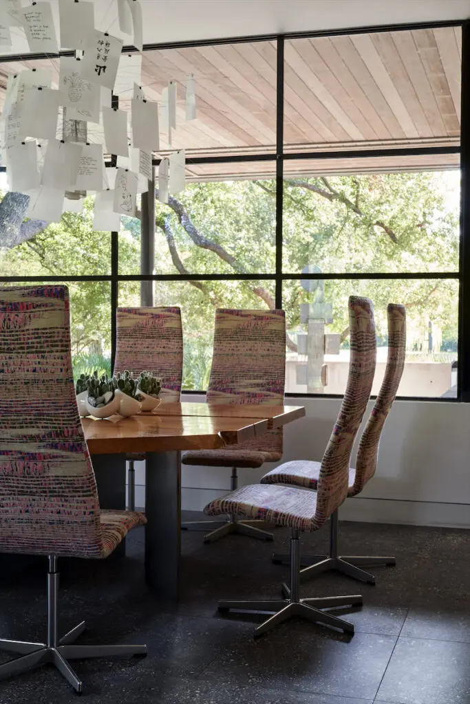 A breakfast nook in the Preston Hollow home. (Photo by Pär Bengtsson)