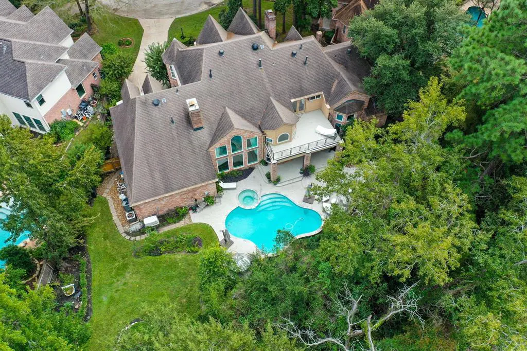 5 Meadow Cove Drive is a custom Jeff Paul home. 