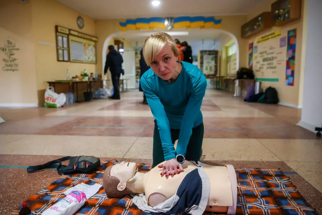 Local doctor Nadia Zhyhalova provides first aid training to citizens. Zhytomyr, Ukraine. February 26, 2022. (Photo by Viacheslav Ratynskyi. Courtesy Ukrainian Association of Professional Photographers.) 