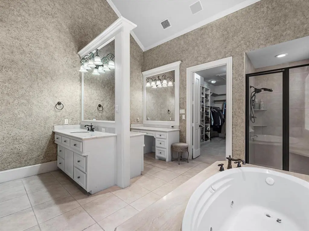 There are two bedrooms with en-suite bathrooms on the first floor. 
