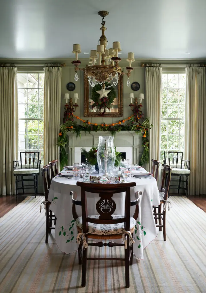 The French Louis Philippe dining table seats 12 for large family dinners. Kincaid found the Country French chairs
at Pierre Deux in New York City years ago, after seeing them on the cover of Gourmet magazine. Swedish 1850s chandelier. (Photo by Pär Bengtsson)