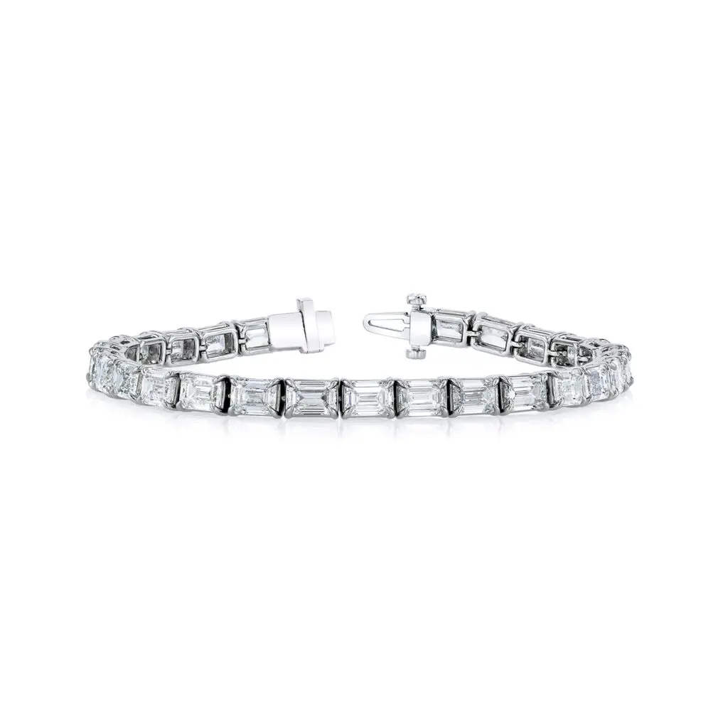 And, to meet all your shopping needs, Deutsch Fine Jewelry will be open on Sundays from noon to 5 pm, beginning now.